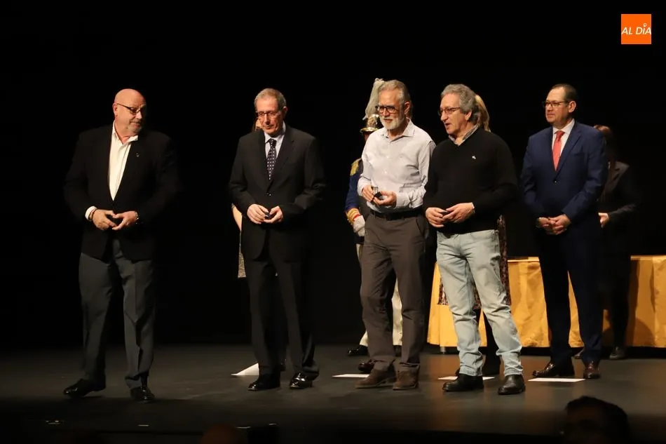 Foto 8 - Emotivo homenaje a los&nbsp;polic&iacute;as locales y bomberos jubilados