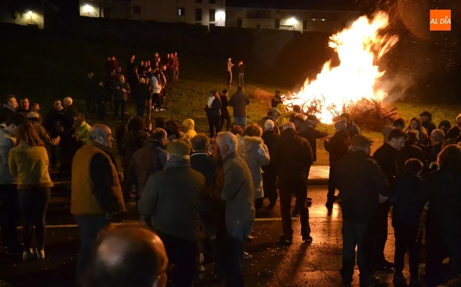 El barrio de San Andrés abre la temporada de hogueras con la compañía de la lluvia  
