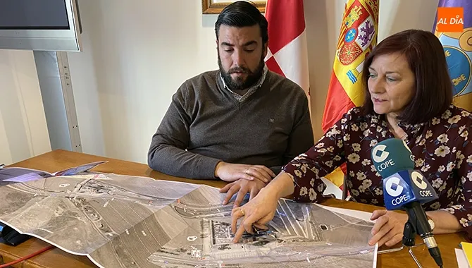 La alcaldesa Carmen Ávila presentaba el planteamiento para la nueva rotonda del cementerio junto al concejal Antonio Poveda