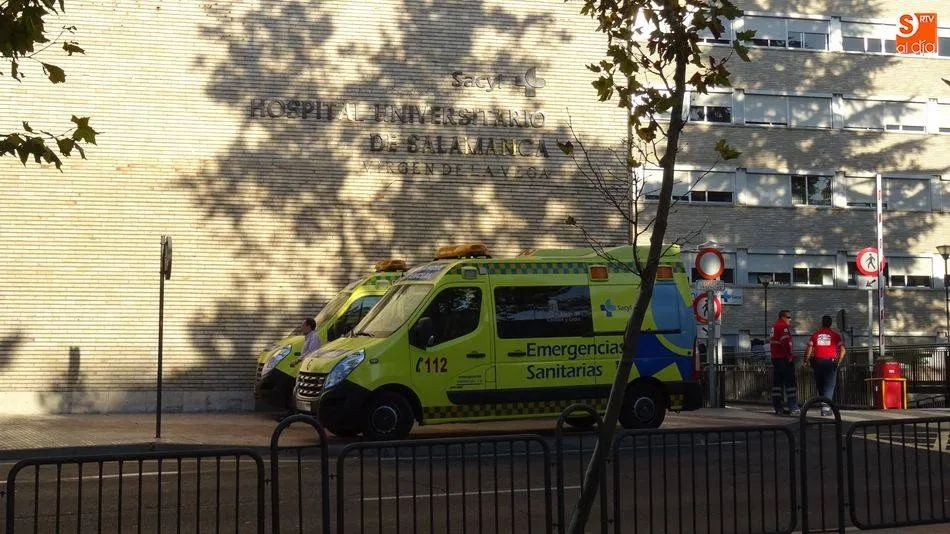 Ambulancia junto al hospital Virgen de la Vega. Foto de archivo