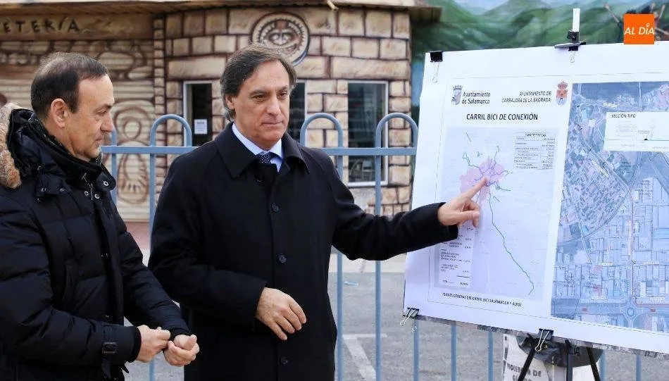 Pedro Samuel Martín y Carlos García Carbayo en la presentación del nuevo carril bici (Fotografía archivo)