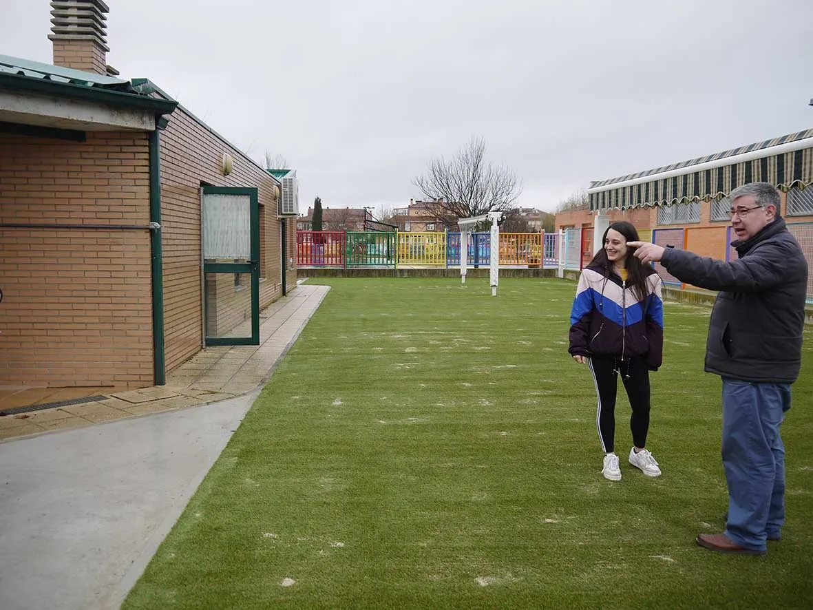 La concejala de Educación y el de Obras, Alba Hernández y Ángel Manso, en la visita a las instalaciones