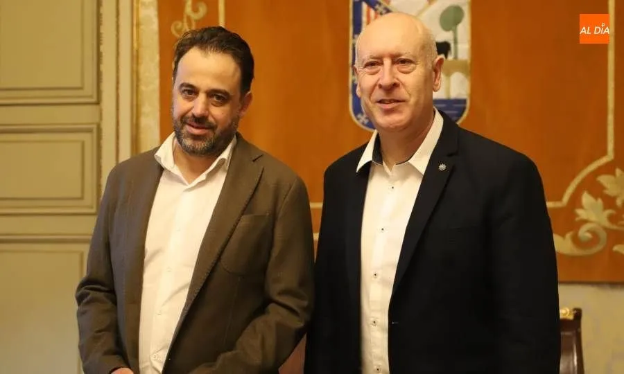 Juan José Sánchez Alonso, concejal de Promoción Económica del Ayuntamiento de Salamanca, a la derecha, junto al edil de Turismo, Fernando Castaño. Foto de Lydia González