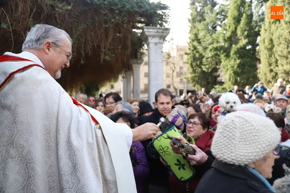 Foto 9 - Ambiente festivo en el Campo de San Francisco por la tradicional bendici&oacute;n de animales