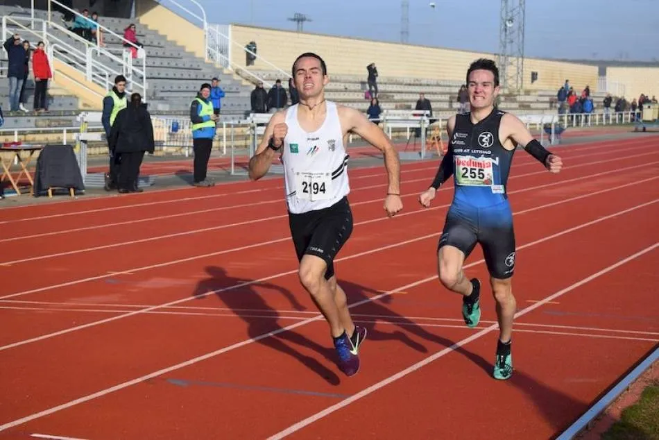 Dos atletas, en el tartán de Las Pistas