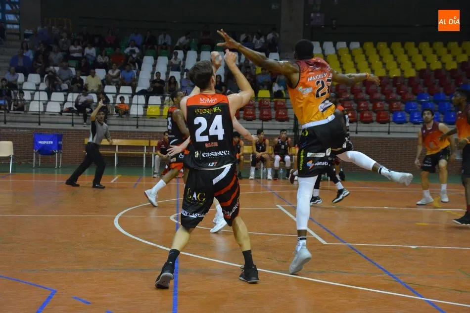 Una acción del derbi entre ambos equipos charros