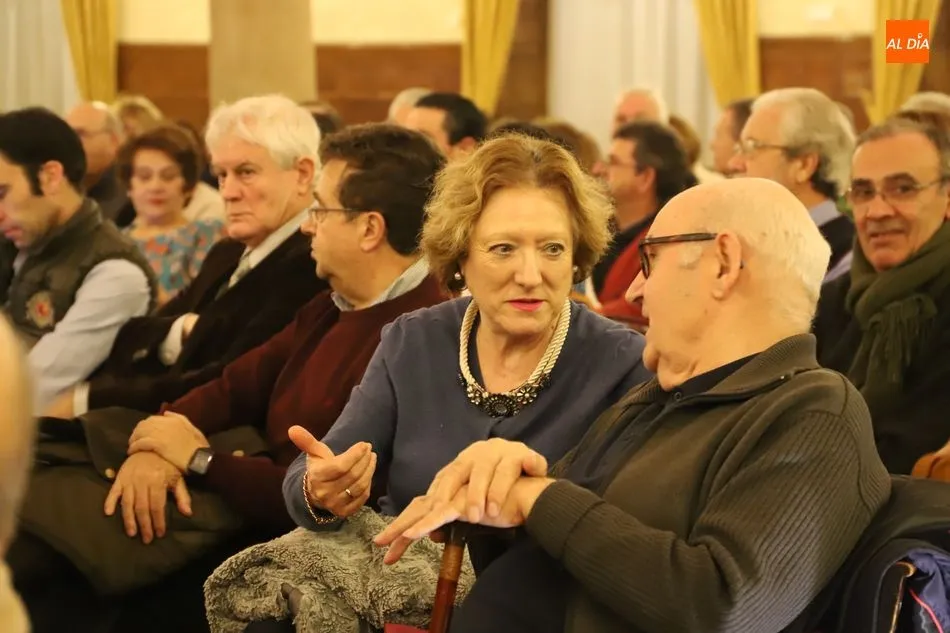 Foto 11 - &lsquo;Llenazo&rsquo; en la charla de Manolo Mol&eacute;s para rendir tributo a la figura de Julio Robles&nbsp;