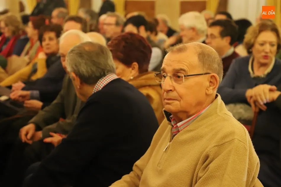 Foto 9 - &lsquo;Llenazo&rsquo; en la charla de Manolo Mol&eacute;s para rendir tributo a la figura de Julio Robles&nbsp;