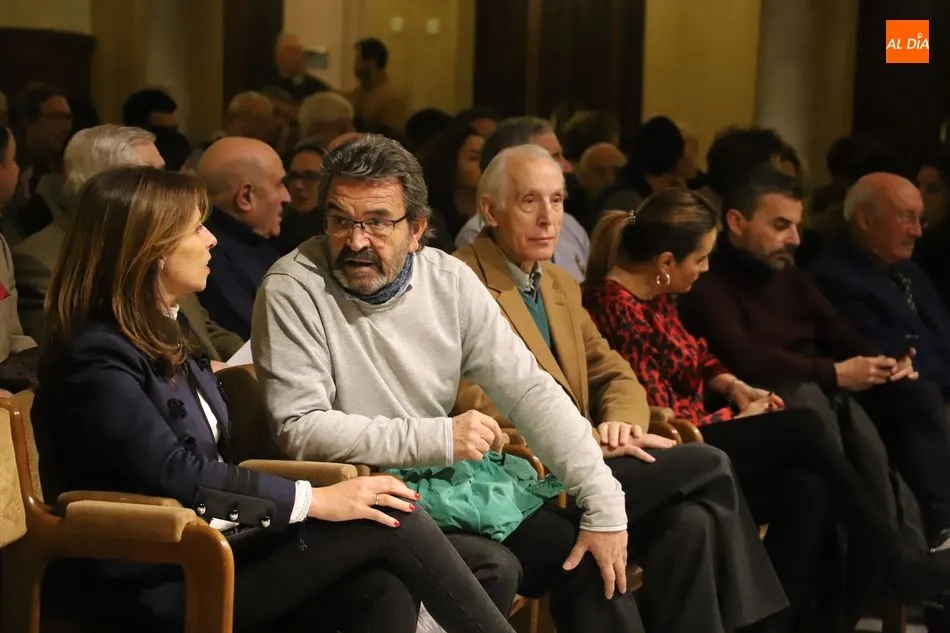 Foto 6 - &lsquo;Llenazo&rsquo; en la charla de Manolo Mol&eacute;s para rendir tributo a la figura de Julio Robles&nbsp;