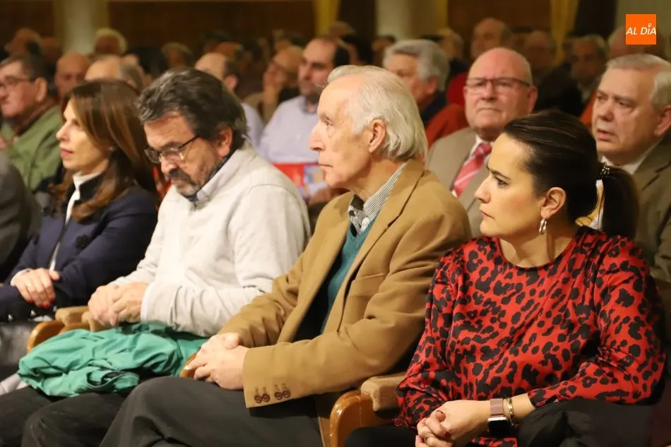 Foto 4 - &lsquo;Llenazo&rsquo; en la charla de Manolo Mol&eacute;s para rendir tributo a la figura de Julio Robles&nbsp;