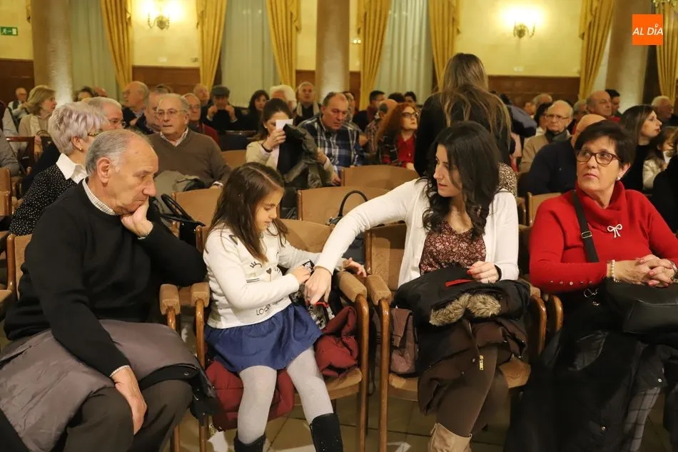 Foto 2 - &lsquo;Llenazo&rsquo; en la charla de Manolo Mol&eacute;s para rendir tributo a la figura de Julio Robles&nbsp;