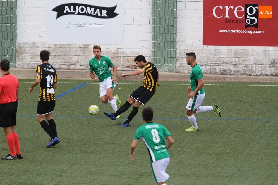 Jugada del encuentro de ida entre Guijuelo y Barakaldo / Archivo