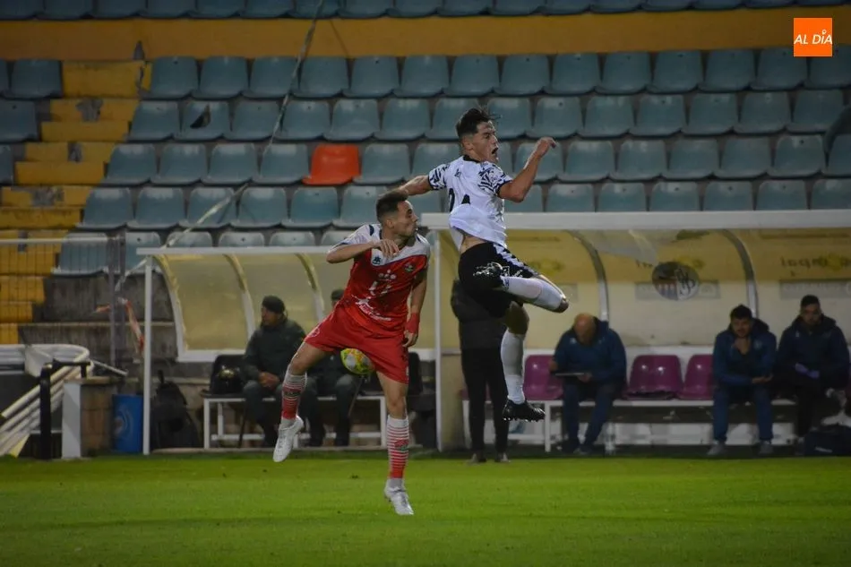 Mati salta por un balón en un partido con el primer equipo