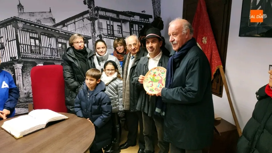 Foto 5 - Vicente del Bosque anima una lluviosa rifa del Marrano de San Ant&oacute;n