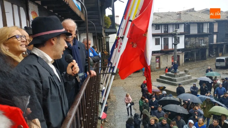 Foto 4 - Vicente del Bosque anima una lluviosa rifa del Marrano de San Ant&oacute;n