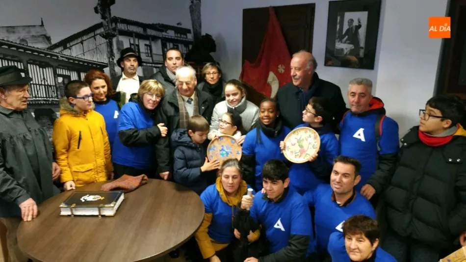 Foto 3 - Vicente del Bosque anima una lluviosa rifa del Marrano de San Ant&oacute;n