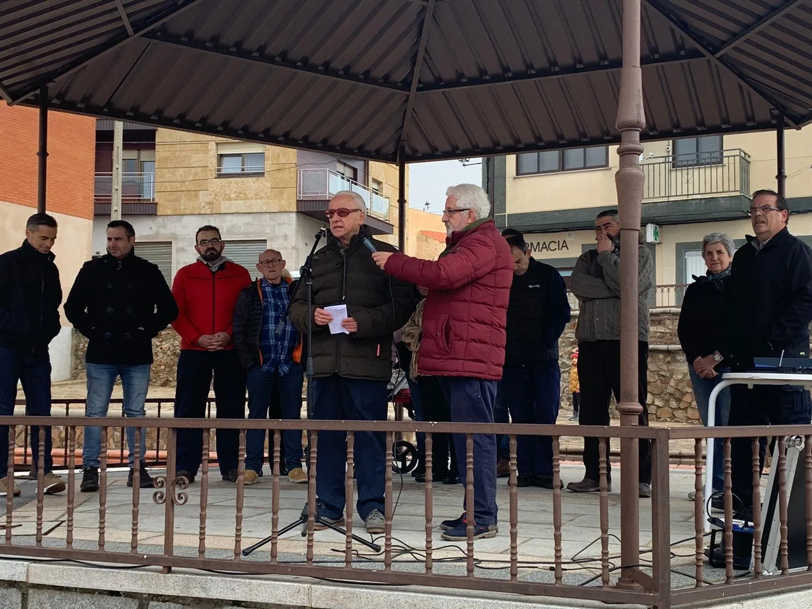 El emblemático y querido maestro del Colegio de Galinduste, Tomás García, tuvo el honor de ser el pregonero de la matanza tradicional