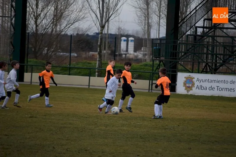 Un jugador del Alba de Tormes CF conduce el balón / Pedro Zaballos