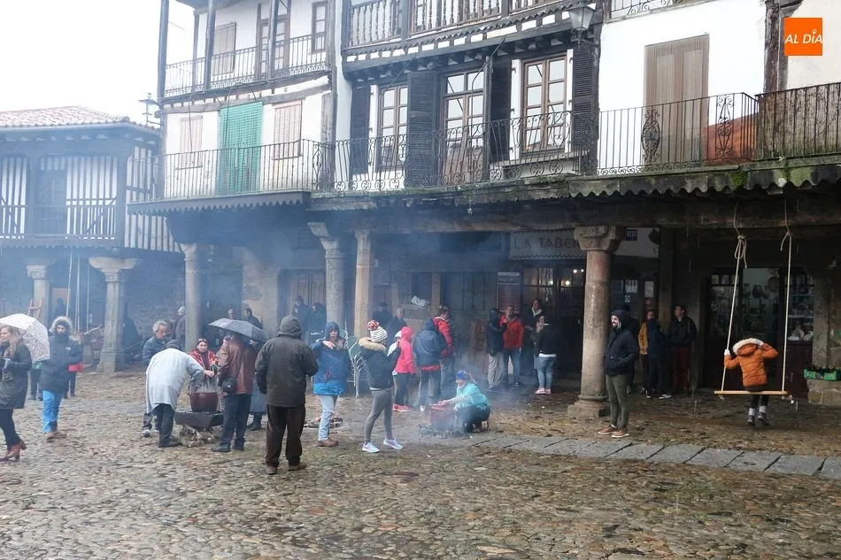 Foto 11 - Vicente del Bosque anima una lluviosa rifa del Marrano de San Ant&oacute;n