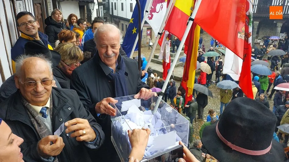 Foto 10 - Vicente del Bosque anima una lluviosa rifa del Marrano de San Ant&oacute;n