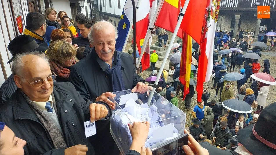 Foto 9 - Vicente del Bosque anima una lluviosa rifa del Marrano de San Ant&oacute;n