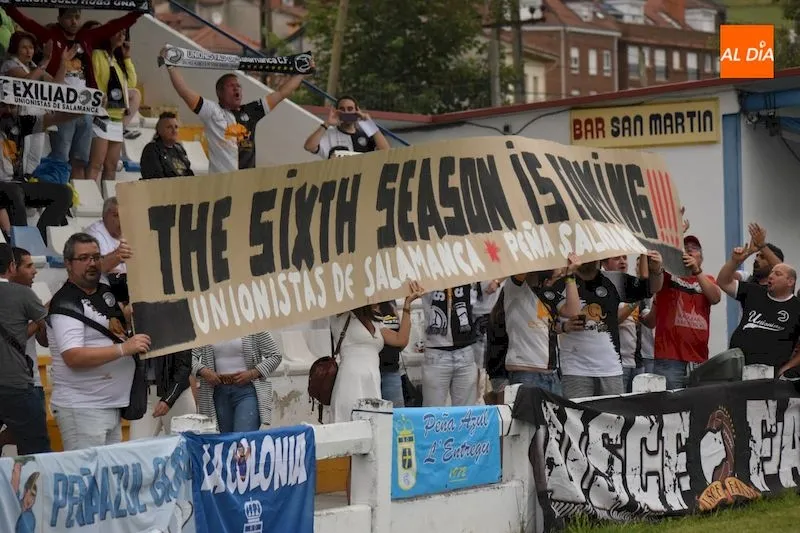 Parte de la afición de Unionistas, con una pancarta