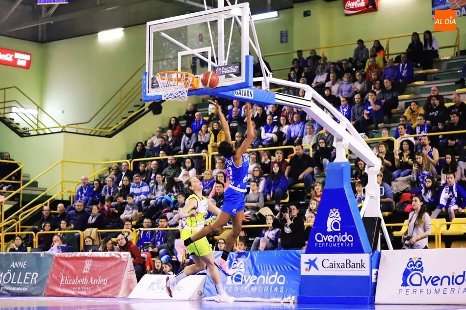 Hayes realiza un tiro a canasta tras una penetración / Lydia González