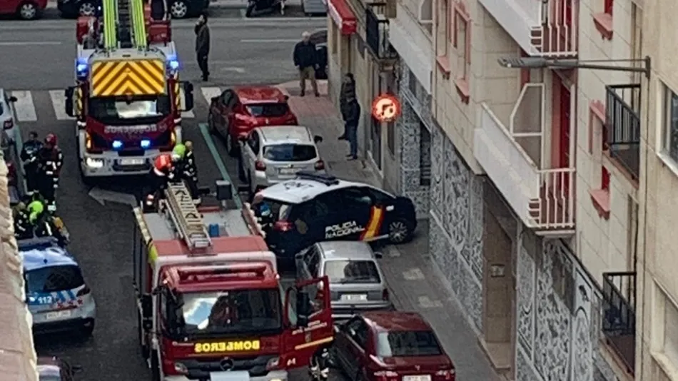 Foto 3 - Los bomberos sofocan un incendio en una vivienda de la calle Joaqu&iacute;n Costa