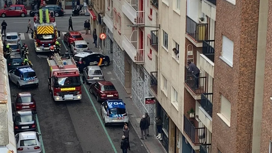 Foto 2 - Los bomberos sofocan un incendio en una vivienda de la calle Joaqu&iacute;n Costa