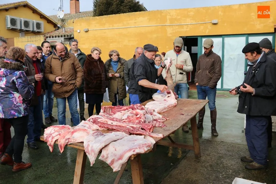 Foto 3 - Mes&oacute;n Gonzalo ejerce de Matancero de Honor en la primera de las Jornadas del Cerdo Ib&eacute;rico de...