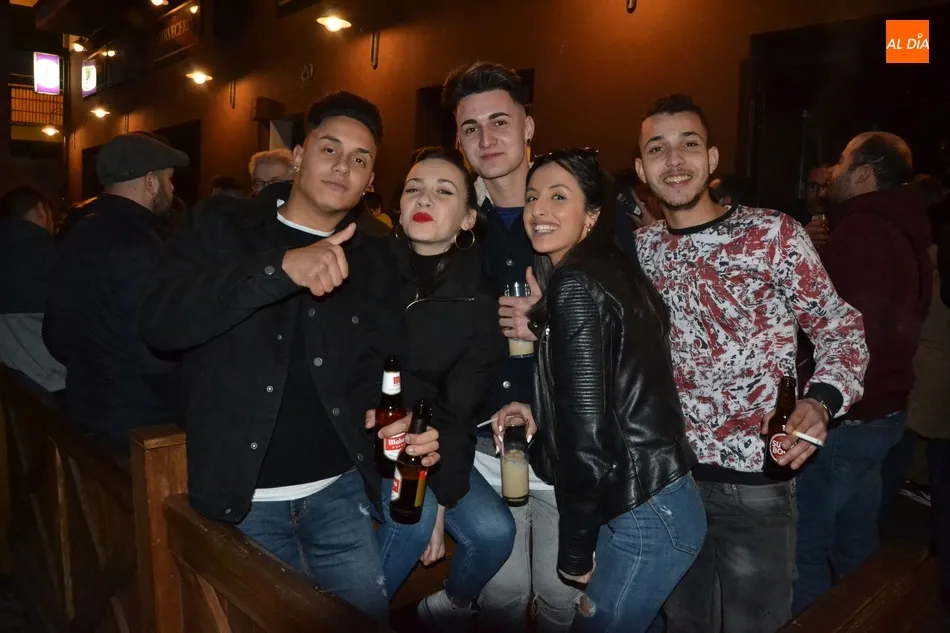 Foto 9 - Los mirobrigenses extienden la fiesta a los bares con mucha m&uacute;sica callejera  