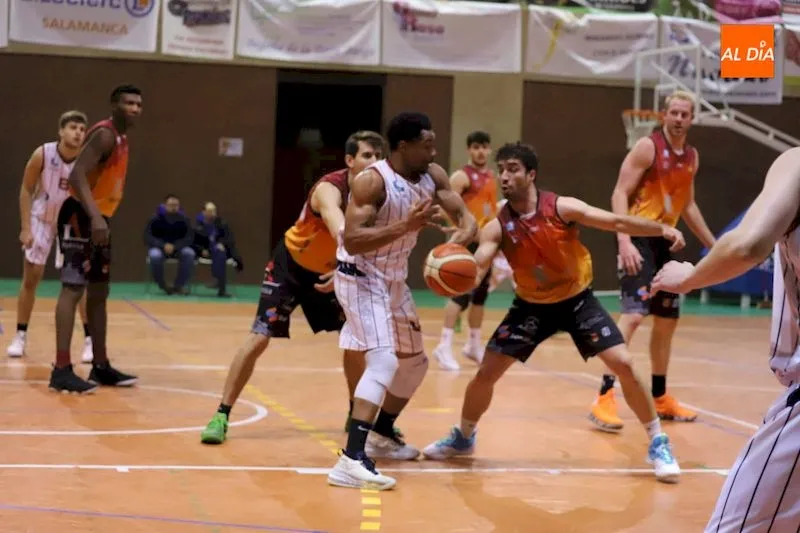 Jugadores del Aquimisa intentan arrebatarle el balón a un rival / Lydia González