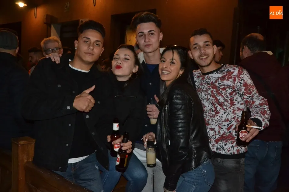 Foto 8 - Los mirobrigenses extienden la fiesta a los bares con mucha m&uacute;sica callejera  
