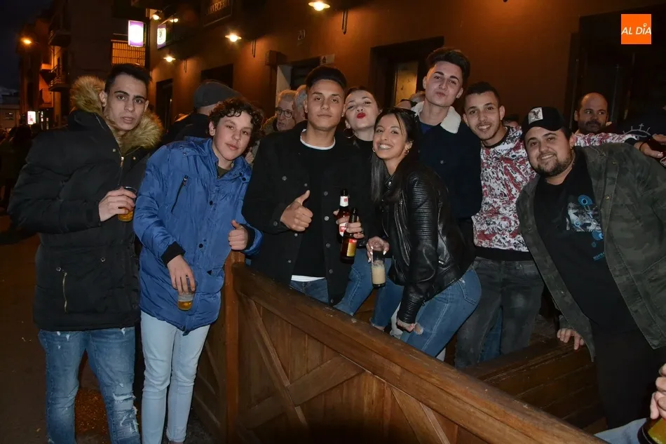 Foto 7 - Los mirobrigenses extienden la fiesta a los bares con mucha m&uacute;sica callejera  