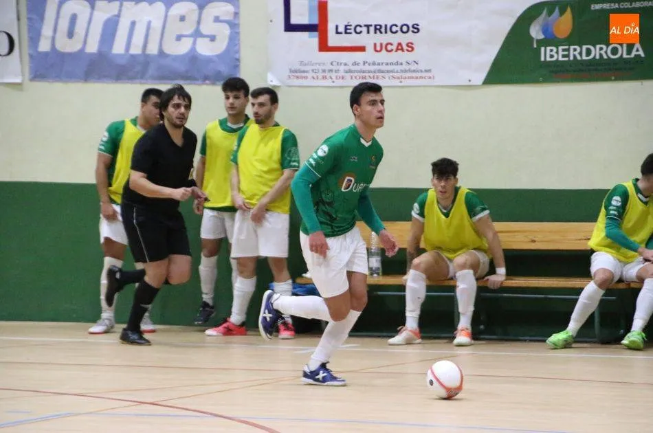 Jorge conduce el balón durante un partido en el Municipal de Alba de Tormes / Archivo