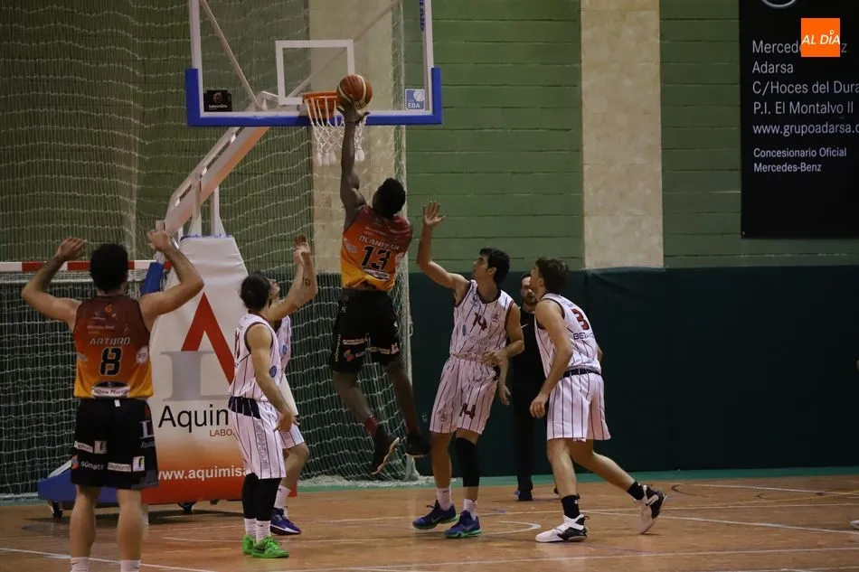 Foto 4 - Aquimisa Carbajosa vence a Santo Domingo para firmar una primera vuelta perfecta (84-61)