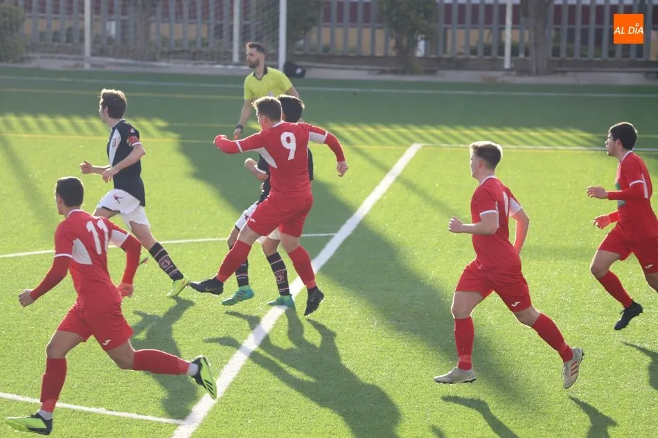 Foto 4 - Un doblete de &Aacute;lex Garrido hace que el Pe&ntilde;aranda no falle contra la Laguna (2-1)