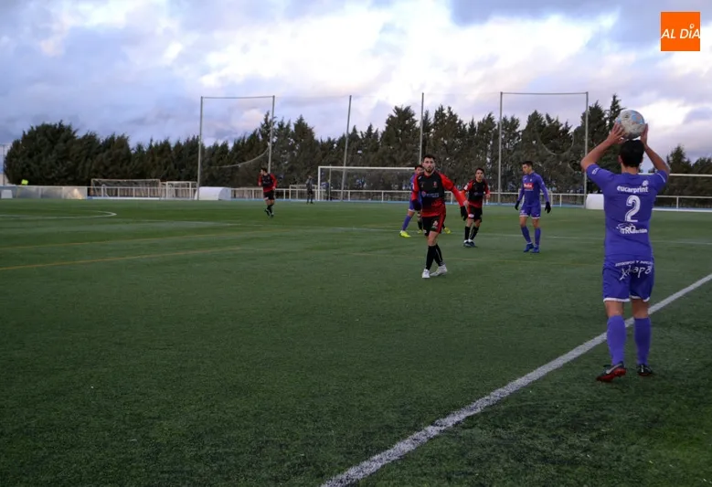 Foto 4 - El CD Pe&ntilde;aranda comienza la segunda vuelta con fuerza tras sentenciar al Laguna 2-1