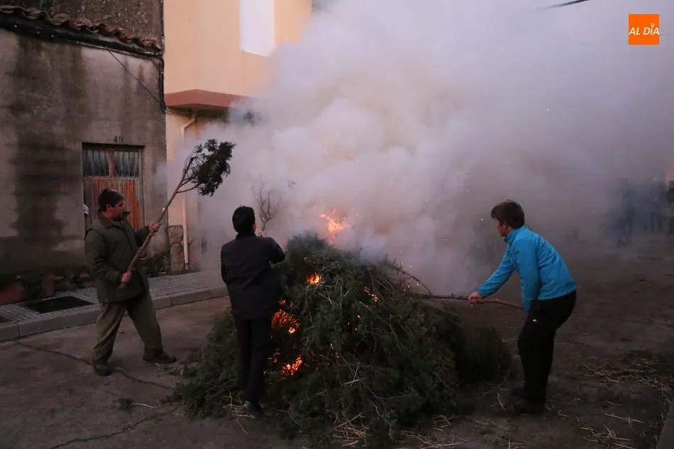 Foto 7 - San Sebasti&aacute;n purifica el humo de siete hogueras de &lsquo;j&uacute;mbrios&rsquo; en Sobradillo  