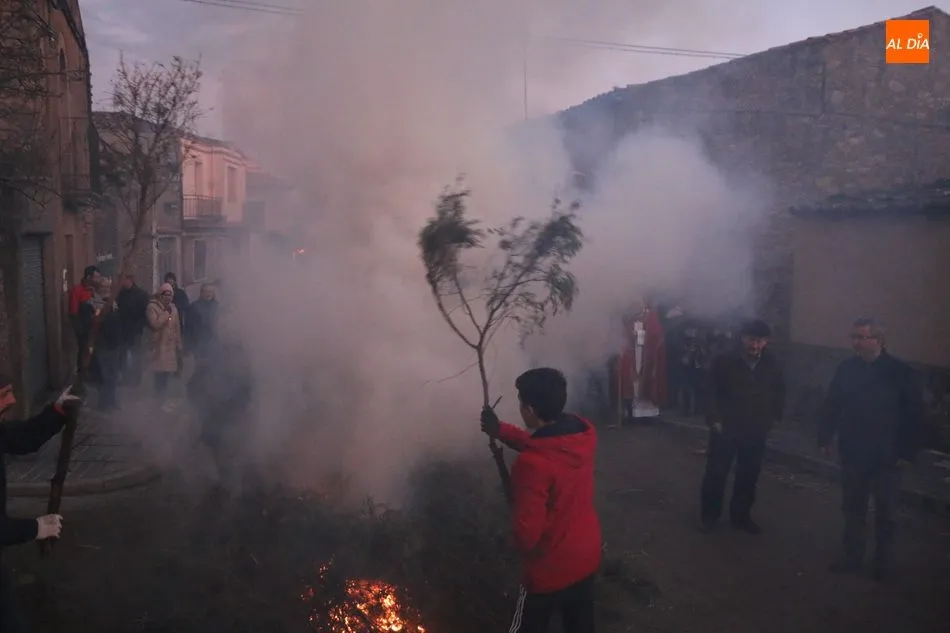 Foto 6 - San Sebasti&aacute;n purifica el humo de siete hogueras de &lsquo;j&uacute;mbrios&rsquo; en Sobradillo  