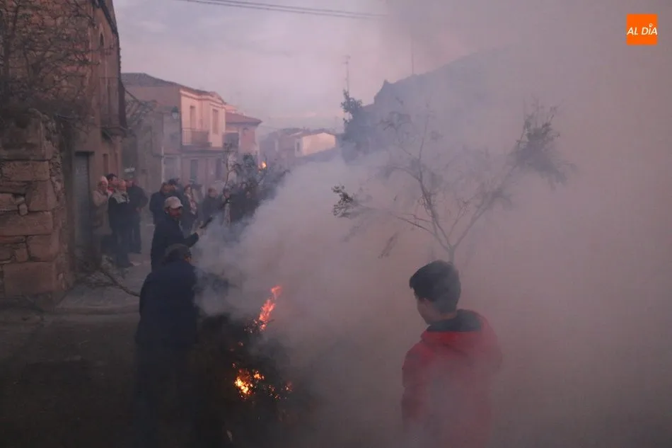 Foto 5 - San Sebasti&aacute;n purifica el humo de siete hogueras de &lsquo;j&uacute;mbrios&rsquo; en Sobradillo  