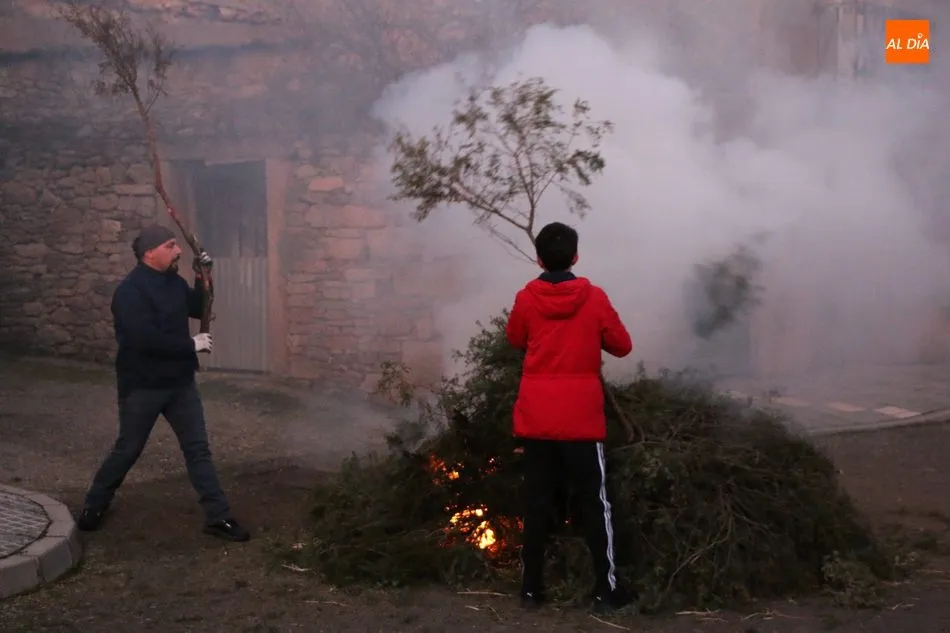 Foto 4 - San Sebasti&aacute;n purifica el humo de siete hogueras de &lsquo;j&uacute;mbrios&rsquo; en Sobradillo  