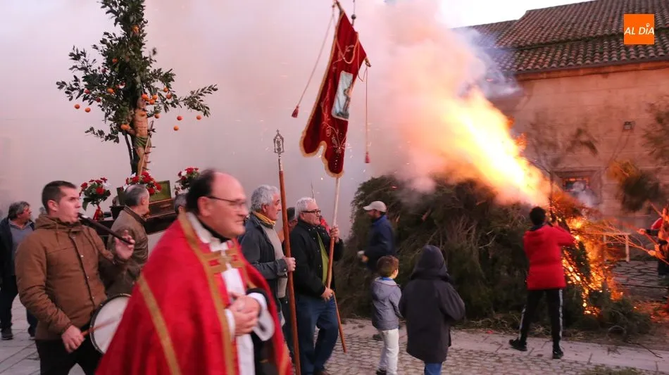 Foto 2 - San Sebasti&aacute;n purifica el humo de siete hogueras de &lsquo;j&uacute;mbrios&rsquo; en Sobradillo  