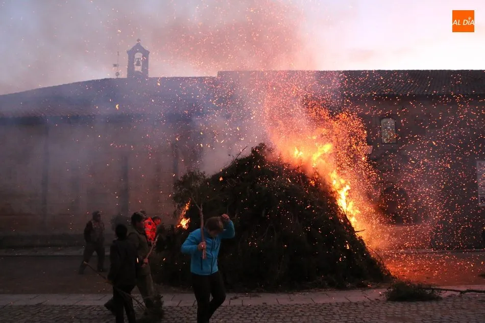 San Sebastián purifica el humo de siete hogueras de ‘júmbrios’ en Sobradillo  