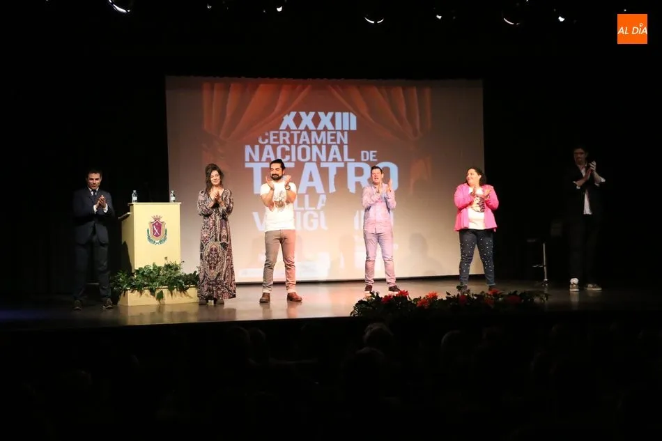 Foto 2 - Vitiriteros viste de humor la inauguraci&oacute;n del Certamen Nacional de Teatro de Vitigudino  