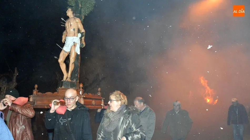 La imagen del Cristo, llevada por los mayordomos, tras pasar por una de las hogueras / E. Corredera