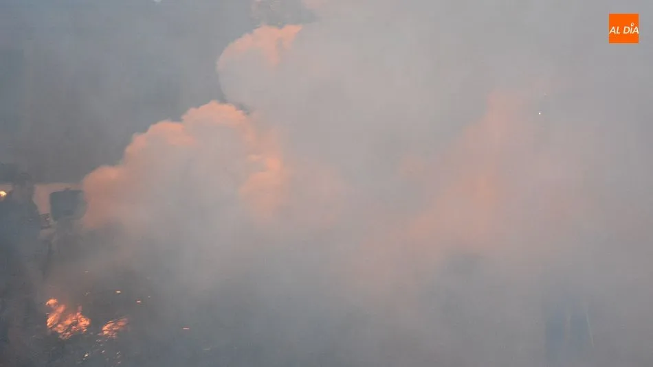 Foto 11 - El humo de nueve hogueras llena las calles de La Fregeneda al paso de San Sebasti&aacute;n