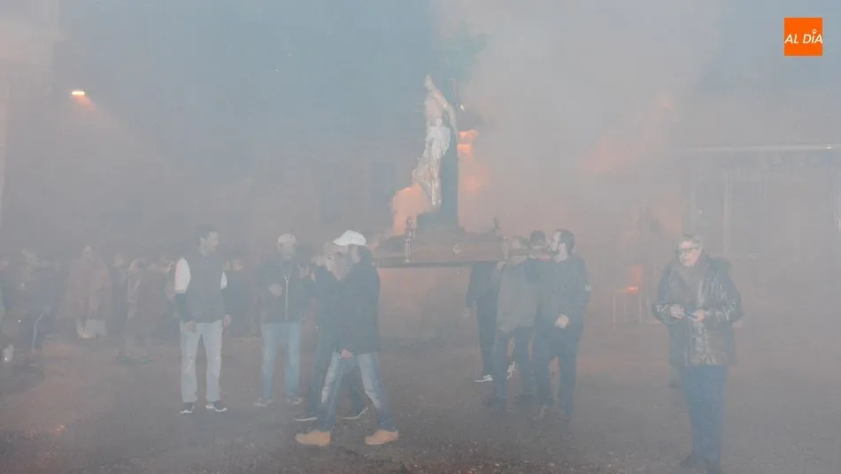 Foto 10 - El humo de nueve hogueras llena las calles de La Fregeneda al paso de San Sebasti&aacute;n