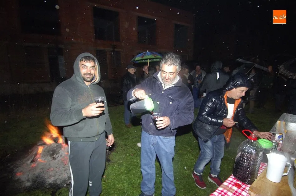 Foto 9 - El Puente empieza a festejar San Ant&oacute;n bajo la lluvia y asando panceta como novedad  