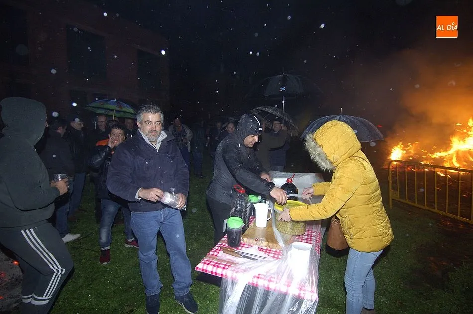 Foto 11 - El Puente empieza a festejar San Ant&oacute;n bajo la lluvia y asando panceta como novedad  